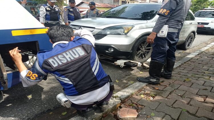 Parkir Sembarangan, Tim Gabungan di Padang Derek dan Kempeskan Mobil Pengendara Nakal 1 Dishub Padang menderek kendaraan yang parkir sembarangan. (Foto; Dok. Diskominfo Padang)