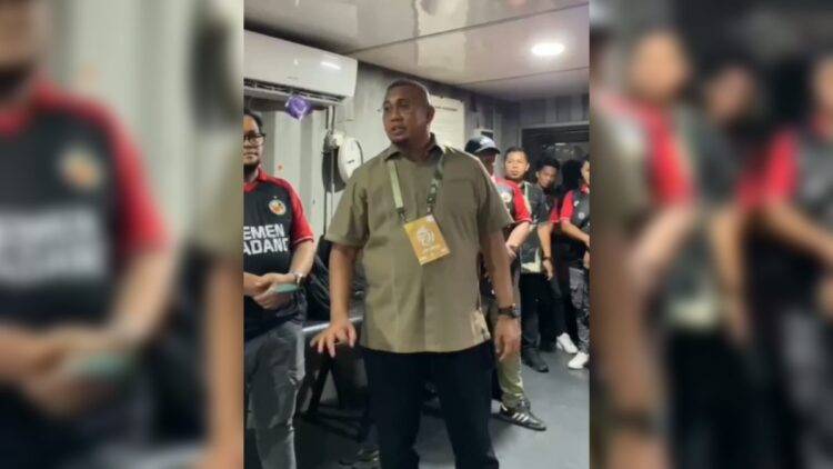 Kalahkan PSS Sleman, Andre Rosiade Serahkan Bonus Rp300 Juta untuk Semen Padang FC 1 Andre Rosiade beri bonus untuk pemain Semen Padang FC. (dok. istimewa)