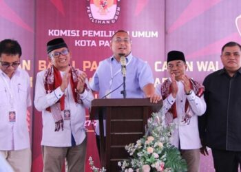 Andre Rosiade dampingi Hendi Septa-Hidayat mendaftar ke KPU Padang. (dok. istimewa)