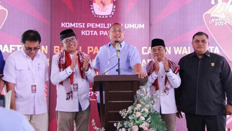 Andre Rosiade: Ini Alasan Hendri Septa harus Lanjutkan Kepemimpinan di Padang 1 Andre Rosiade dampingi Hendi Septa-Hidayat mendaftar ke KPU Padang. (dok. istimewa)