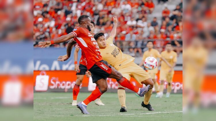 Dikalahkan Bali United, Semen Padang FC Kembali Gagal Dapat Poin 1 Pemain Bali United Privat Mbarga berebut bola dengan bek kanan Semen Padang FC Frendi Saputra. Laga berakhir dengan kemenangan tuan rumah. (dok. Twitter Bali United)