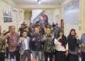 Komisioner Bawaslu Sumbar, Vifner foto bersama usai rapat Teknis Pelayanan Informasi Bawaslu se-Sumbar yang di kantor Bawaslu Padang Pariaman, Senin (26/8/2024). (dok. istimewa)