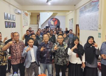 Komisioner Bawaslu Sumbar, Vifner foto bersama usai rapat Teknis Pelayanan Informasi Bawaslu se-Sumbar yang di kantor Bawaslu Padang Pariaman, Senin (26/8/2024). (dok. istimewa)