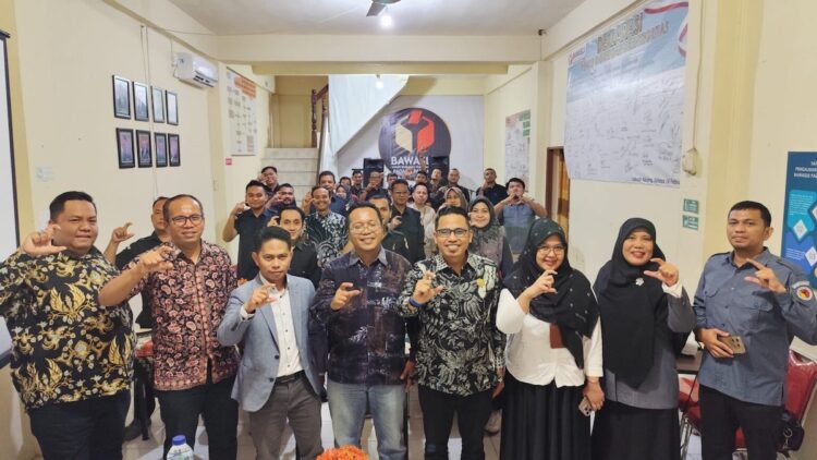 Targetkan Jajaran se-Sumbar Jadi Informatif, Bawaslu Sumbar Gandeng KISB 1 Komisioner Bawaslu Sumbar, Vifner foto bersama usai rapat Teknis Pelayanan Informasi Bawaslu se-Sumbar yang di kantor Bawaslu Padang Pariaman, Senin (26/8/2024). (dok. istimewa)