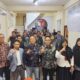 Komisioner Bawaslu Sumbar, Vifner foto bersama usai rapat Teknis Pelayanan Informasi Bawaslu se-Sumbar yang di kantor Bawaslu Padang Pariaman, Senin (26/8/2024). (dok. istimewa)