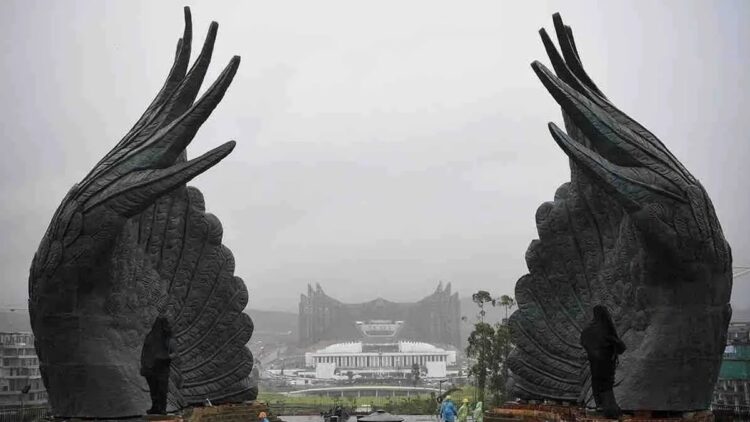 Sejumlah pekerja menyelesaikan pembangunan proyek Memorial Park di IKN, Penajam Paser Utara, Kalimantan Timur (Kaltim), Rabu (7/8/2024). ANTARA FOTO/M Risyal Hidayat/YU/aa
