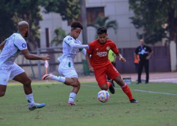 Dua pemain PSS Sleman Hokky Caraka dan Ayeh mengejar bola dari pemain Semen Padang FC Frendi Saputra. (dok. MO Semen Padang FC)