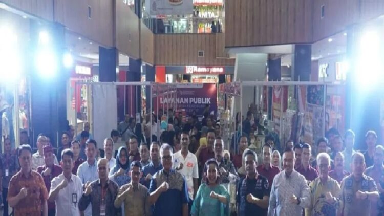 Kemenkumham Sumbar Hadirkan Layanan Publik Gratis bagi Warga Padang 1 Kantor Wilayah Kemenkumham Sumbar memberikan layanan publik secara langsung kepada masyarakat di Plaza Andalas, Padang pada Minggu (4/8). ANTARA/HO-Kumham Sumbar