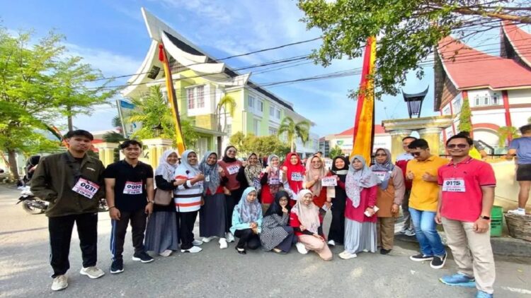 Buka Turnamen Olahraga Antarkampung, Bupati Pessel Berharap Lahir Atlet Beprestasi 1 Pembukaan turnamen olahraga antar kampung (Tarkam) Kemenpora RI 2024 resmi digelar di halaman Kantor Bupati Kabupaten Pesisir Selatan, Jumat (9/8).