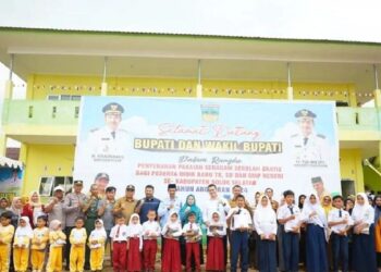 Pemkab Solok Selatan Salurkan 10.718 Seragam Sekolah Gratis