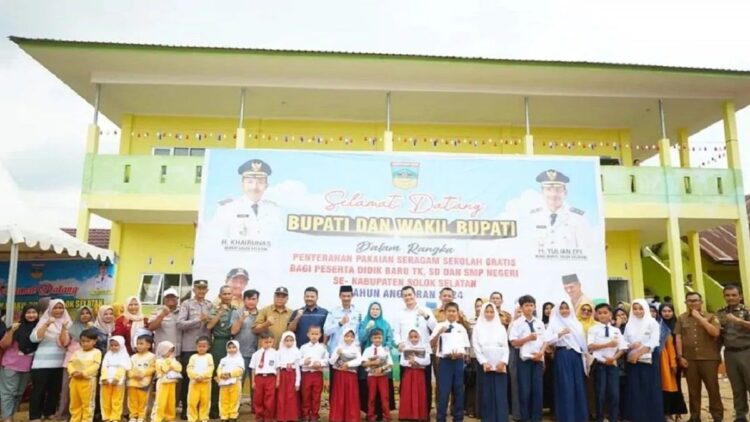 Wakil Bupati Solok Selatan Yulian Efi didampingi kepala OPD foto bersama dengan ketua DPRD Zigo Rolanda serta pelajar yang menerima bantuan seragam gratis. (Antara)
