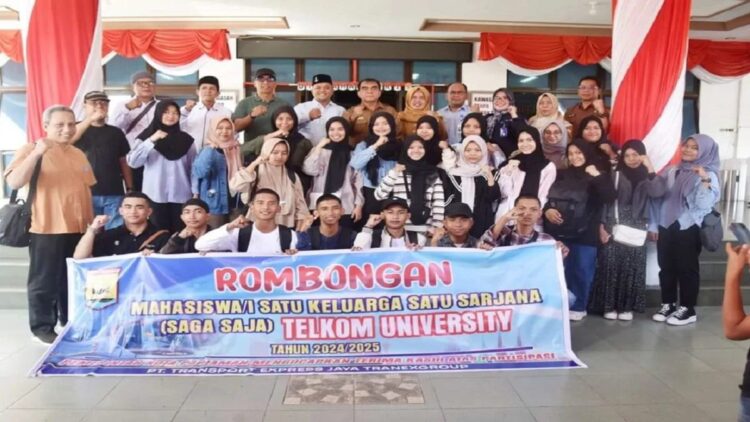 Pemko Pariaman Kirim 23 Peserta Program Saga Saja Kuliah di Telkom University 1 Staf Ahli Bidang Kemasyarakatan Setdako Pariaman, Sumbar Hertati Taher saat melepas keberangkatan 23 mahasiswa Tel-U tersebut ke Bandung di Pariaman, Senin. Antara/HO-Diskominfo Pariaman
