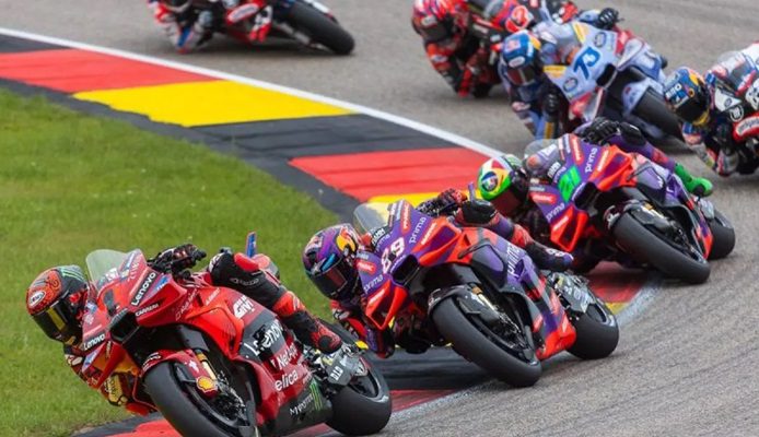 Simak! Ini Jadwal MotoGP Aragon 2024 1 Arsip: Pembalap Ducati Lenovo Team Francesco Bagnaia (kiri) memimpin atas pembalap Prima Pramac Racing Jorge Martin (tengah) dan pembalap Prima Pramac Franco Morbidelli pada Moto GP Jerman di Sirkuit Sachsenring, Jerman, Minggu (7/7/2024) lalu. (Foto: Dok. ANTARA/AFP/Radek Mica/pri)