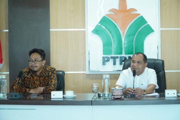 PTPN IV Regional 4 Latih Skill Presentasi 38 Asisten Kebun 1 PT Perkebunan Nusantara (PTPN) IV Regional 4 Jambi melaksanakan pelatihan khusus presentasi kepada 38 orang Asisten Personalia Kebun dan Asisten Regional Office. (Foto: Dok. PTPN)