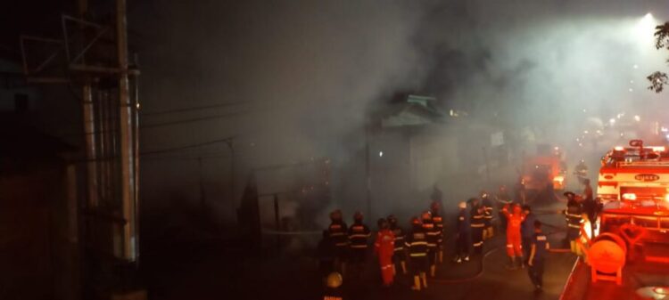 Bengkel Truk di Padang Hangus Terbakar, Kerugian Rp250 Juta 1 Kebakaran bengkel truk di kawasan Bypass Batuang Taba, Kecamatan Lubuk Begalung pada Selasa (13/8/2024) malam. (Foto: Dok. Dinas Damkar Padang)