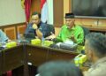 Pemprov Sumbar dan Ombudsman Cari Solusi Permasalahan Perkelapasawitan di Pasaman Barat 3 Anggota Ombudsman RI, Yeka Hendra Fatika bertemu Gubernur Sumbar, Mahyeldi membahas masalah perkelapasawitan di Kabupaten Pasaman Barat. (Foto: Dok. Adpim)