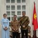 Tokoh Muda dan Pengusaha Nasional asal Sumatera Barat (Sumbar), Braditi Moulevey (kanan) didampingi istri, Melysa Moulevey (kiri) bertemu dengan Duta Besar (Dubes) Indonesia untuk Vietnam, Denny Abdi (tengah) beberapa waktu lalu. Pertemuan keduanya membahas tentang Ranah Minang dan peluang investasi mobil listrik di Sumbar. (Foto: Dok. Tim BM)