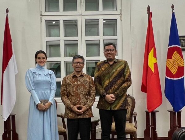 Bertemu Dubes Indonesia untuk Vietnam, Braditi Moulevey Bahas Investasi dan Pembangunan Berbagai Aspek di Ranah Minang 1 Tokoh Muda dan Pengusaha Nasional asal Sumatera Barat (Sumbar), Braditi Moulevey (kanan) didampingi istri, Melysa Moulevey (kiri) bertemu dengan Duta Besar (Dubes) Indonesia untuk Vietnam, Denny Abdi (tengah) beberapa waktu lalu. Pertemuan keduanya membahas tentang Ranah Minang dan peluang investasi mobil listrik di Sumbar. (Foto: Dok. Tim BM)