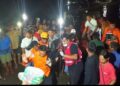 Evakuasi seorang nelayan yang hanyut dan meninggal dunia usai kapal yang ditumpanginya karam dan tenggelam pada Selasa (20/8/2024) malam. (Foto: Dok. Tim SAR Gabungan)