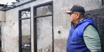 Dapat Bantuan Pemko Padang, Rumah di Lolong Belanti Ternyata Milik Seorang Guru 8 Penjabat Wali Kota (Pj Wako) Padang, Andree Harmadi Algamar meninjau rumah milik guru yang terbakar di kawasan Lolong Belanti. Peristiwa itu terjadi beberapa waktu lalu. (Foto: Dok. Prokopim)
