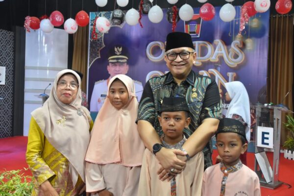 Pemko Padang Gelar Lomba Cerdas Al-Qur'an 1 Penjabat Wali Kota (Pj Wako) Padang, Andree Harmadi Algamar bersama peserta lomba cerdas Al-Qur'an yang diselenggarakan oleh Disdikbud Kota Padang dan Padang TV. (Foto: Dok. Adpim)