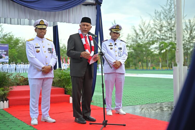 Gubernur Sumbar: SDM Berkompeten Sangat Penting untuk Maksimalkan Potensi Kelautan 1 Gubernur Sumbar, Mahyeldi (tengah) menghadiri wisuda ke-6 Poltekpel Sumbar. (Foto: Dok. Adpim)