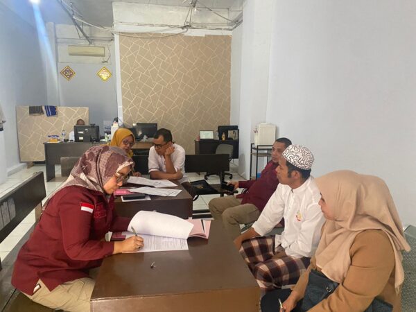 Babak Baru Kasus Korupsi Alat Praktik SMK di Disdik Sumbar, 7 Tersangka Segera Disidang 1 Tujuh tersangka korupsi alat praktik SMK di Disdik Sumbar telah diserahkan oleh penyidik kepada Jaksa Penuntut Umum (JPU) di Rutan Kelas IIB Anak Air, Kota Padang. (Foto: Dok. Kejati Sumbar)