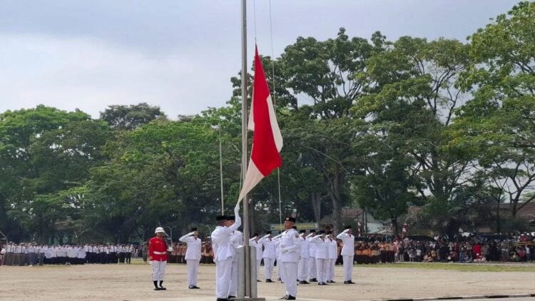 Pengibaran duplikat bendera pusaka dalam rangka peringatan Hari Ulang Tahun (HUT) ke-79 Kemerdekaan Republik Indonesia, Sabtu (17/8) Antara/Al Fatah