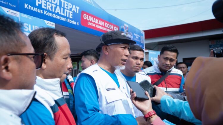 Gubernur Sumbar Dukung Program Pendaftaran Subsidi Tepat Pertalite 1 Gubernur Sumbar bersama jajaran Pertamina Sumbar saat mengecek kebutuhan BBM. (dok. istimewa)