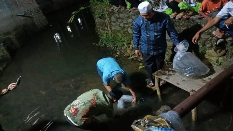 Pemkab Pasaman Barat Dukung Budi Daya Ikan Larangan 1 Bupati Pasaman Barat Hamsuardi (peci putih) dan Kepala Dinas Perikanan Zulfi Agus saat menaburkan benih ikan di sungai sebagai upaya meningkatkan produksi ikan di daerah ini. ANTARA/Altas Maulana