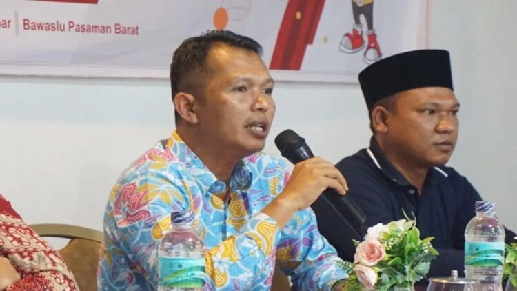 Sengaja Hilangkan Hak Pilih Warga, Bawaslu Pasbar Ingatkan Ancaman Pidana bagi Penyelenggara Pilkada 1 Ketua Bawaslu Pasaman Barat Wanhar. Antara/Altas Maulana.