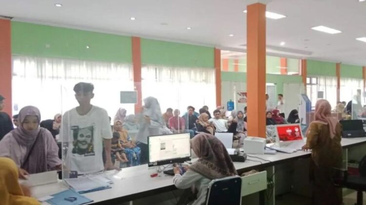 Petugas Dinas Kependudukan dan Catatan Sipil Pasaman Barat saat melakukan perekaman KTP elektronik terhadap masyarakat dalam upaya menjamin hak pemilih pemula pada pilkada 2024, Rabu (28/8/2024). Antara/Altas Maulana.