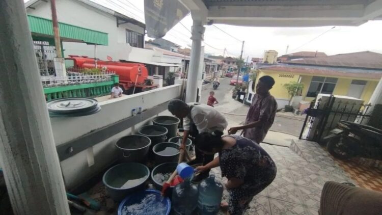 BPBD Padang: Sebagian Besar Daerah yang Dilanda Kekeringan tak Terakses PDAM 1 Petugas BPBD padang menyalurkan air bersih kepada warga yang mengalami kekeringan di tengah kemarau panjang yang terjadi di kota setempat. ANTARA/HO-BPBDPadang