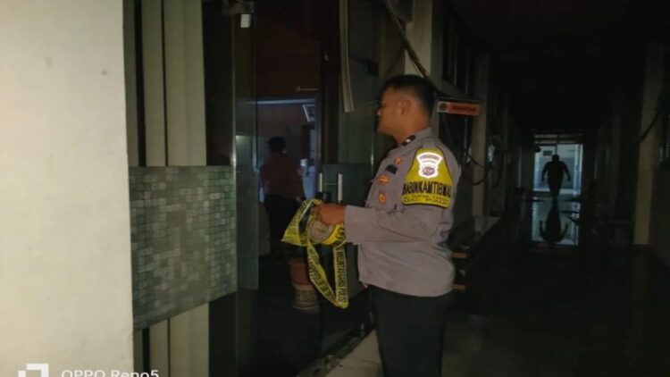 Kebakaran di Kampus Politeknik Negeri Padang, Polisi Selidiki Penyebabnya 1 Peristiwa kebakaran yang terjadi di Kampus Politeknik Negeri Padang, Sumatra Barat (Sumbar) pada Sabtu (3/8) sore. ANTARA/HO-Polisi