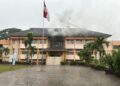 Gedung utama kampus Politeknik Negeri Padang (PNP) dilaporkan terbakar pada Sabtu (3/8/2024) sore. (Foto: Dok. Istimewa)