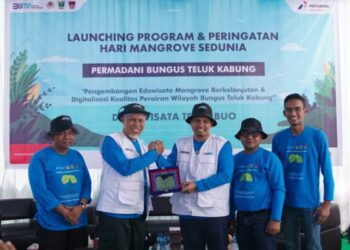 Gubernur Sumbar, Mahyeldi (dua dari kiri) mengapresiasi Pertamina Patra Niaga Regional Sumbagut dalam menjaga, merawat dan mengembangkan program eduwisata di Teluk Buo. (Foto: Dok. Pertamina)