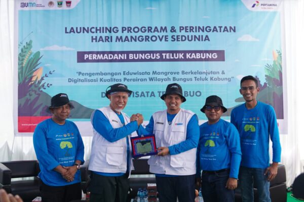 Cerita Eduwisata Teluk Buo Garapan Pertamina Patra Niaga Regional Sumbagut yang Diapresiasi Gubernur Sumbar 1 Gubernur Sumbar, Mahyeldi (dua dari kiri) mengapresiasi Pertamina Patra Niaga Regional Sumbagut dalam menjaga, merawat dan mengembangkan program eduwisata di Teluk Buo. (Foto: Dok. Pertamina)
