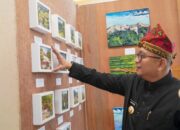 Momen Pj Wako Padang Beli Lukisan Jembatan Siti Nurbaya di Rangkaian HJK