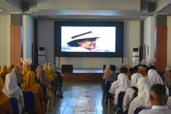 HJK ke-355, Pemko Padang Gelar Nobar Film Siti Nurbaya 1 Nonton film bersama dan bedah novel Siti Nurbaya yang ikut dihadiri dua cucu sastrawan fenomenal Kota Padang, Almarhum Marah Roesli di Gedung Bagindo Aziz Chan Youth Center, Senin (5/8/2024) siang. (Foto: Dok. Prokopim)