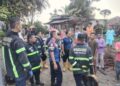 Petugas pemadam kebakaran mendatangi lokasi kejadian perempuan meninggal tersengat listrik di kawasan Balai Gadang, Kecamatan Koto Tangah pada Senin (5/8/2024) sore. (Foto: Dok. Dinas Damkar Padang)