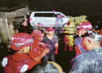 Sekeluarga di Agam Terseret Arus Sungai, Satu Orang belum Ditemukan 13 Sekeluarga di Agam Terseret Arus Sungai, Satu Orang belum Ditemukan