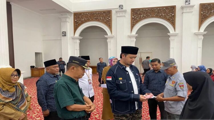 Baznas Bukittinggi Salurkan Rp212,55 Juta Dana Zakat kepada 251 Mustahik 1 Walikota Bukittinggi, Erman Safar menyalurkan zakat kepada penerima (Mustahik) (Antara/Al Fatah)