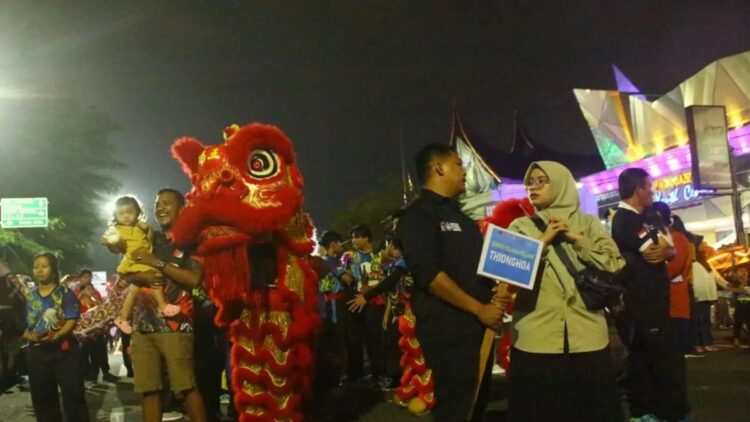 Kesenian Multi Etnis Meriahkan Perayaan HJK Padang ke-355 1 Pertunjukkam barongsai dari etnis Tionghoa dalam pawia telong-telong yang digelar dalam rangka perayaan hari jadi Padang ke-355 pada Selasa (6/8) malam. ANTARA/FathulAbdi