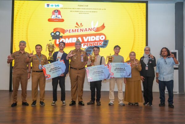 Festival Cerita HJK Padang, Berikut Daftar Pemenangnya 1 Penyerahan hadiah kepada pemenang Lomba Video Pendek Padang Dalam Catatan dan Fakta Sejarah. (Foto: Dok. Prokopim)