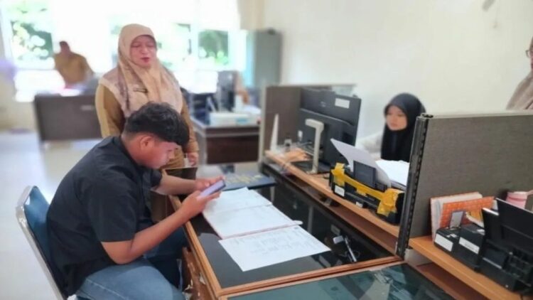 Januari-Juli 2024, 195 Pencari Kerja di Agam Diterima Bekerja di Perusahaan 1 Kepala Bidang Produktivitas Pelatihan Tenaga Kerja dan Penempatan Tenaga Kerja Dinas Perindustrian Perdagangan dan Ketenagakerjaan Agam Yurnawati sedang berdiskusi dengan salah satu pencari kerja yang mengurus kartu pencari kerja, Selasa (7/8). Dok Antara/Yusrizal