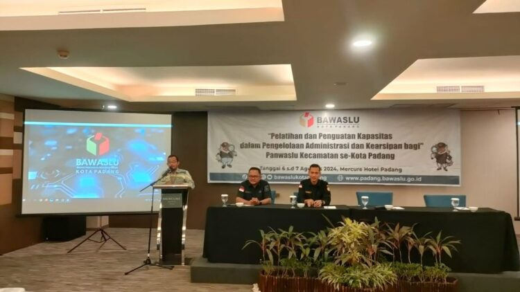 Bawaslu Padang mengadakan pelatihan penguatan kapasitas pengelolaan administrasi dan kearsipan. (Foto: Dok. MC Padang)