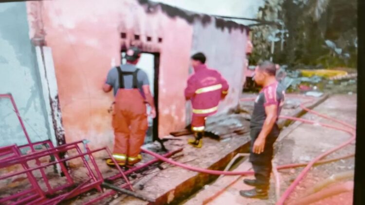 Warung Grosir di Agam Terbakar, Damkar Kerahkan Tiga Armada Padamkan Api 1 Petugas Pemadam Kebakaran Satpol PP Damkar Agam sedang memadamkan api yang membakar warung grosir, Rabu (7/8/2024). ANTARA/HO-Satpol PP Damkar Agam