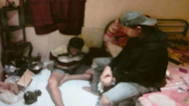 Dua Pengedar di Agam Dibekuk, Polisi Sita 1 Kg Ganja 1 Anggota Polres Agam sedang mengawal pelaku penyalahgunaan narkotika golongan satu jenis ganja. Dok HO/Humas Polres Agam