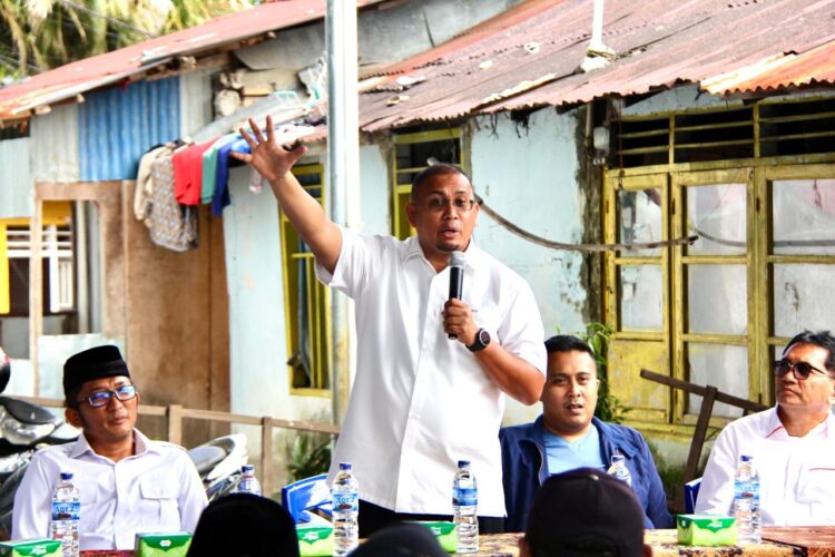 Andre Rosiade Berbagi Ratusan Paket Sembako di Nanggalo Padang 1 Andre Rosiade membagikan paket sembako di Nanggalo sekaligus memperkenalkan jagoan Gerindra di Pilgub Sumbar dan Pilwako Padang. (Foto: Dok. Tim AR)