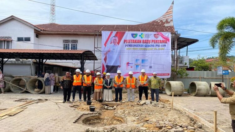 Pemkab Pessel Bangun Gedung Painan Safety Center, Ini Fungsinya 1 Bupati Pesisir Selatan, Rusma Yul Anwar melakukan peletakan batu pertama Pembangunan Gedung Painan Safety Center (PSC) di halaman Kantor Dinas Kesehatan Painan, Kamis (8/8).